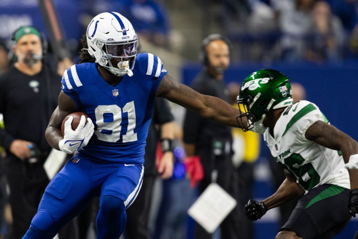 Indianapolis Colts TE Mo Alie-Cox breaks tackle